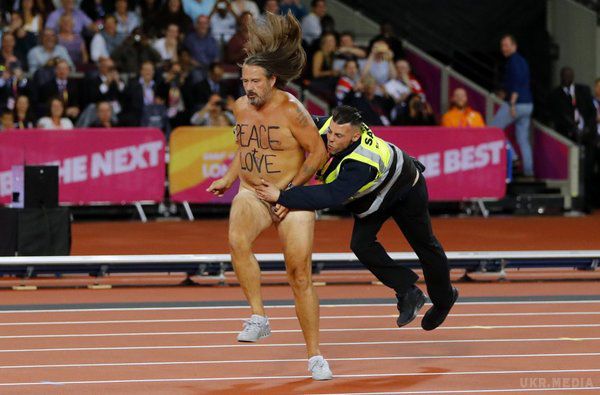 Оголений чоловік пробігся по стадіону перед фінальним забігом на чемпіонаті світу. Чоловік голяка бігав по стадіону.