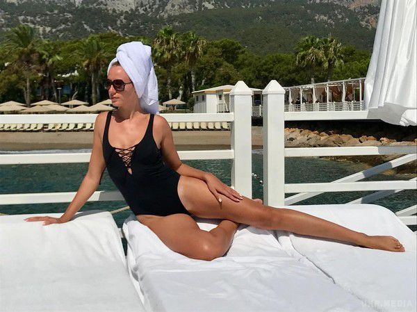 Чарівна Леся Нікітюк здивувала фігурою в купальнику (фото). Ведуча показала стрункі ніжки і розповіла, як доглядає за волоссям у відпустці.