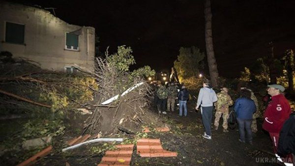 4 людини загинули внаслідок урагану в Італії. В Італії під час сильної грози та шквалів вітру загинули щонайменше 4 людини. Ще двох вважають зниклими безвісти.