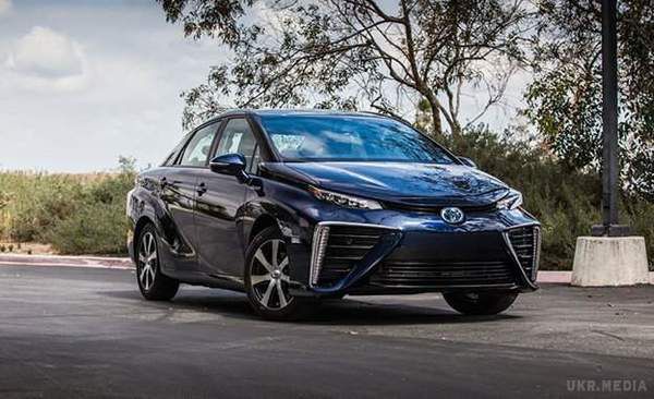 Почалися продажі Toyota Mirai з водневим двигуном. Однієї заправки цьому автомобілю вистачає майже на 700 кілометрів.