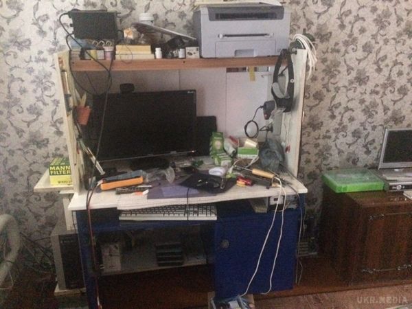 Кіберполіція затримала чоловіка, який поширював вірус "Petya.A". 51-річний мешканець Нікополя Дніпропетровської області розмістив в інтернеті вірус "Petya, передає Ukr.Media.A" і заразив ним близько 400 комп'ютерів.