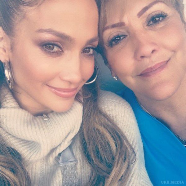 Дженніфер Лопес поділилася cелфі з мамою. Співачка опублікувала в Instagram зворушливе сімейне фото.