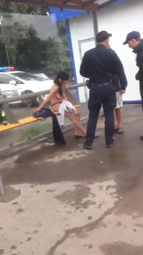 У Львові поліція затримала пару, яка зайнялася сексом прямо на автобусній зупинці (ФОТО). "Казанова" виявився пацієнтом психіатричної лікарні.