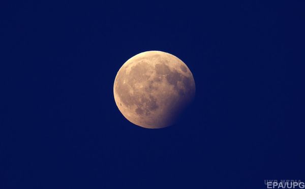 Як виглядає часткове місячне затемнення на Землі (відео). Увечері 7 серпня жителі Європи, Африки, Азії та Австралії мали змогу помилуватися частковим місячним затемненням.