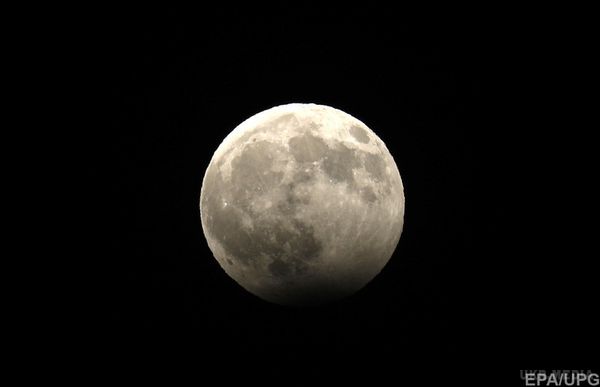 Як виглядає часткове місячне затемнення на Землі (відео). Увечері 7 серпня жителі Європи, Африки, Азії та Австралії мали змогу помилуватися частковим місячним затемненням.