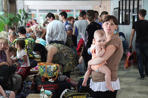 Які країни прийняли найбільше біженців з Донбасу?. Водночас в Росію відправились 427 240 жителів східної України.
