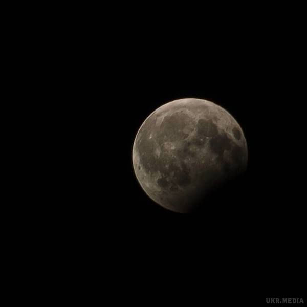 Фото та відео часткового місячного затемнення. Ввечері 7 серпня жителі Європи, Африки, Азії та Австралії могли спостерігати часткове місячне затемнення.