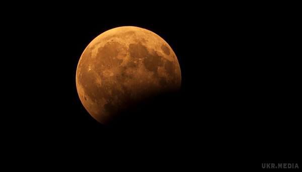 Фото та відео часткового місячного затемнення. Ввечері 7 серпня жителі Європи, Африки, Азії та Австралії могли спостерігати часткове місячне затемнення.