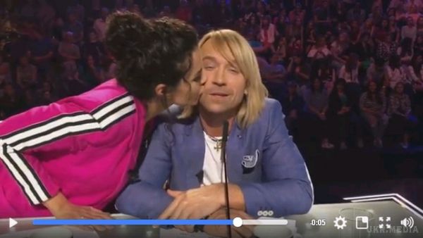 Співак Олег Винник про поцілунок Насті Каменських. "У неї помада – те, що треба ., ніяких проблем."