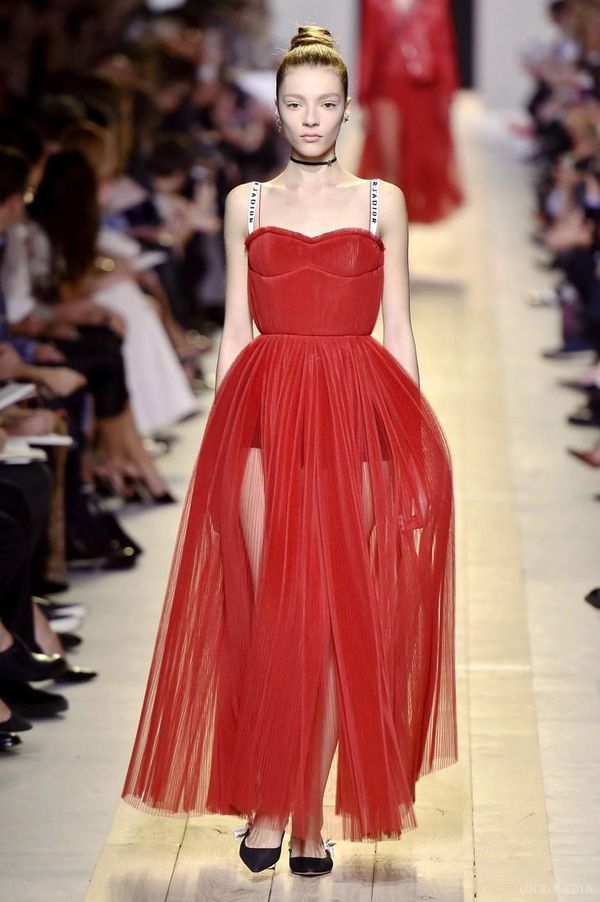 Дизайнерське плаття від Dior понівечило Водянову і Собчак. Навіть дизайнерські вбрання, та ще від такого знаменитого бренду як Крістіан Діор, підходять далеко не всім, і навіть такій ідеальній фігурі, як у Наталії Водянової, і такій відомій модниці, як Ксенія Собчак