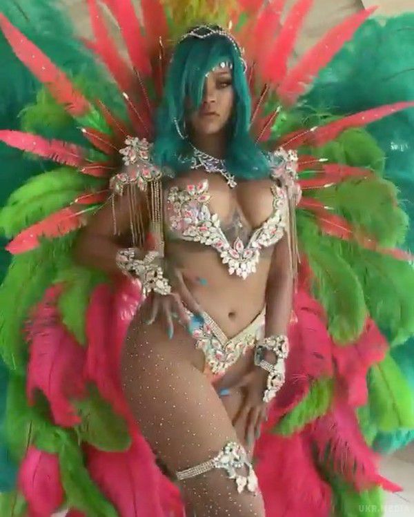 Rihanna шокувала відвертим костюмом на карнавалі. Співачка Rihanna в епатажному наряді взяла участь у щорічному фестивалі Crop Over на рідному Барбадосі.