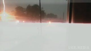 Момент страшного удару блискавки в житловий будинок зняли на відео. Очевидець зняв момент попадання блискавки в сусідній житловий будинок.