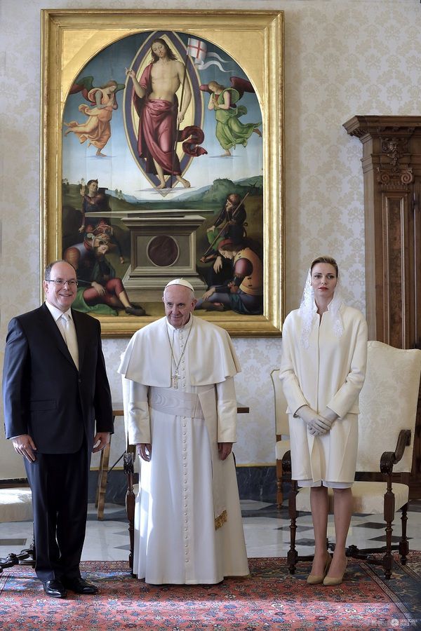  Носити біле при Папі Римському дозволено всього 7  жінкам!.  Ось хто ці дами...