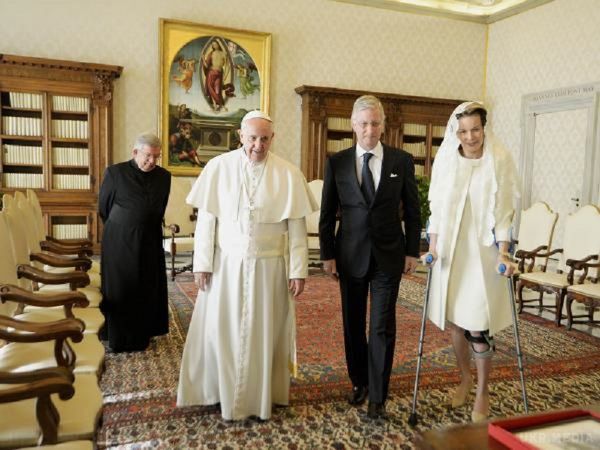  Носити біле при Папі Римському дозволено всього 7  жінкам!.  Ось хто ці дами...