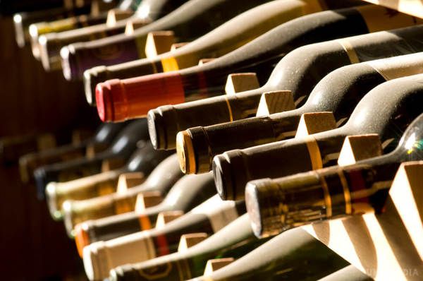 Як вiдрiзнити якiсне європейське вино вiд низькопробного напою – експерт. Важливим критерiєм якостi напою є регiон його походження. 