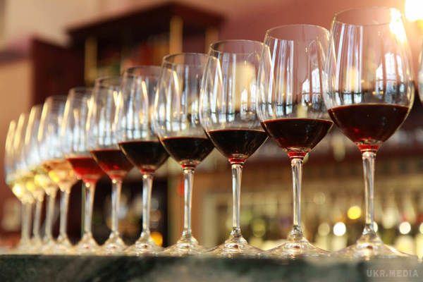 Як вiдрiзнити якiсне європейське вино вiд низькопробного напою – експерт. Важливим критерiєм якостi напою є регiон його походження. 