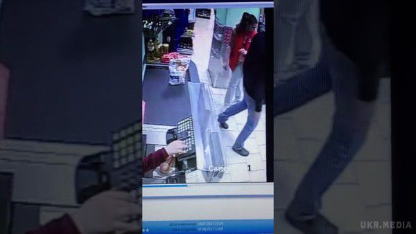 В російському супермаркеті співробітниця побила дитину зі скейтбордом (відео). Відеошок.