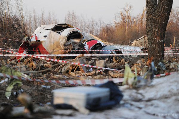 Смоленська катастрофа: Залишки літака мають сліди вибуху. Комісія дійшла висновку, що знищення лівого крила Ту-154М не було ініційоване зіткненням з березою.