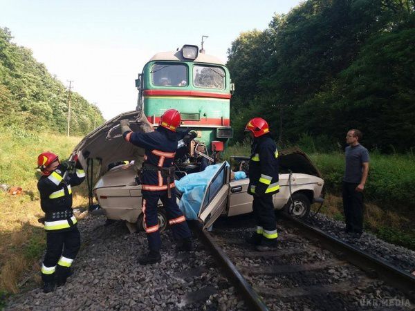В Івано-Франківській області поїзд зіткнувся з авто, є загиблі. В результаті ДТП автомобіля та поїзда загинула подружня пара з дітьми.