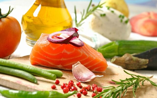 Середземноморська дієта знижує ризик розвитку раку кишечника. Про це повідомляють вчені з Tel-Aviv Medical Centre.