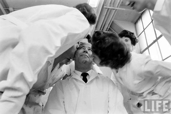 Так виглядає найкраща робота для чоловіків. У 50-х роках минулого століття для успішного тестування губної помади в США була потрібна купа жінок, їх губи і, власне, помада.
