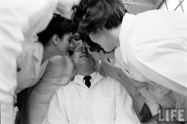 Так виглядає найкраща робота для чоловіків. У 50-х роках минулого століття для успішного тестування губної помади в США була потрібна купа жінок, їх губи і, власне, помада.