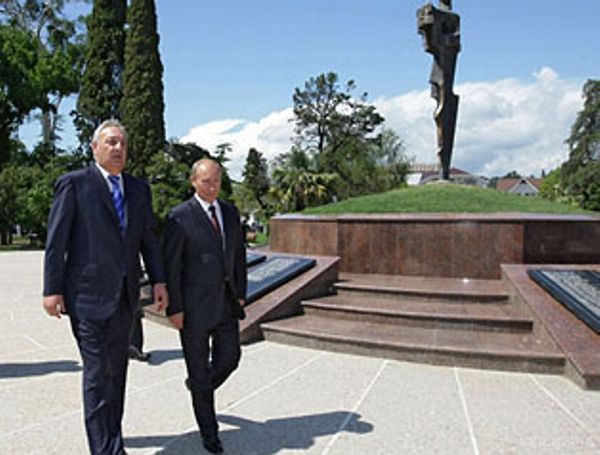 Візит президнта Путіна до окупованої Абхазії був "недоречним" — держдеп США. Раніше візит Путіна в Абхазію засудили в НАТО.