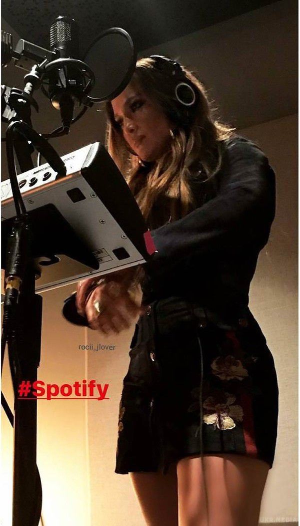 Дженніфер Лопес одягла міні за дві тисячі доларів в студію звукозапису. На сторінці в Instagram Лопес показала своє вбрання з колекції Алессандро Мікеле.