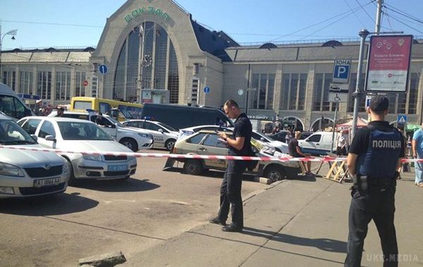 У Києві біля вокзалу стрілянина: троє поранених. Зловмисники втекли з місця злочину.
