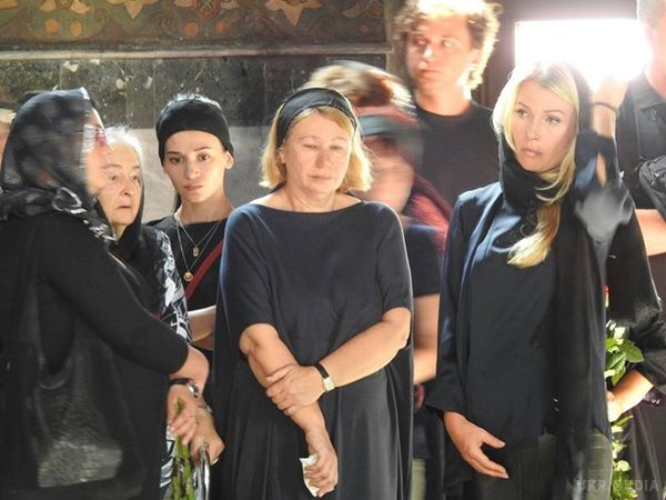 У Києво-Печерській лаврі прощаються з Бережною (фото). Сповнені жалоби з бажанням вшанувати пам'ять за Іриною Бережною не вмістилися в Трапезній церкві.