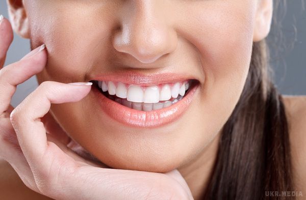 Революція в області гігієни порожнини рота! Всього 12 секунд, і зуби виблискують. Незвичайна форма цієї зубної щітки дозволяє доглядати за всіма зубами одночасно. 