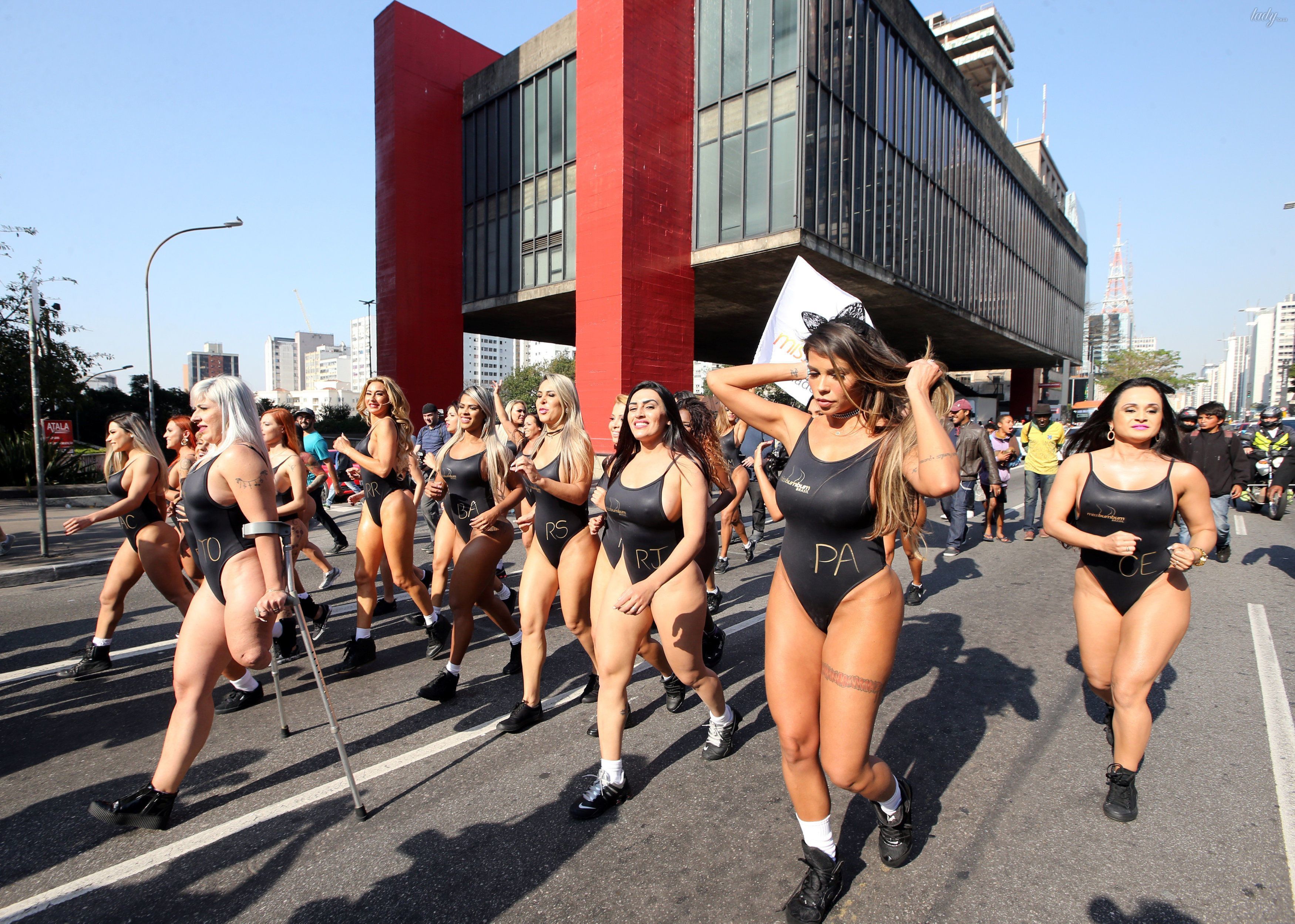 Кім Кардашьян позаздрить -  бразилійки в купальниках похвалилися сексуальними сідницями. Пристрасні бразилійки в купальниках похвалилися сексуальними сідницями на вулиці міста
