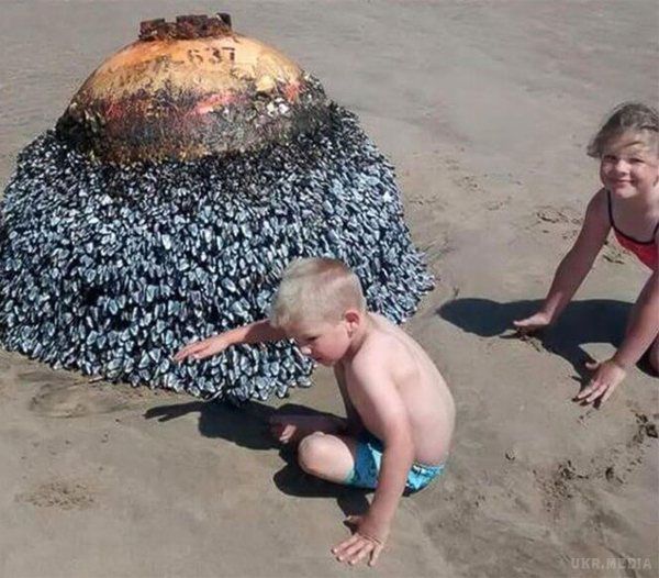 Діти знайшли бомбу на пляжі в Уельсі. На пляжі часто можна знайти різні скарби, викинуті з води.