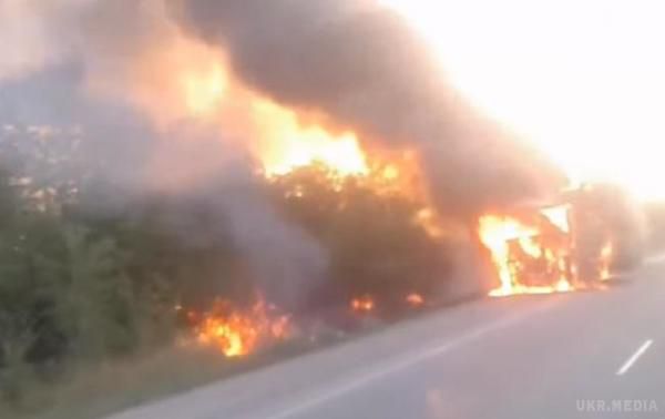 На Запорізькій трасі сталося загоряння автомобіля КамАЗ(відео). В результаті чого заживо згорів водій. 