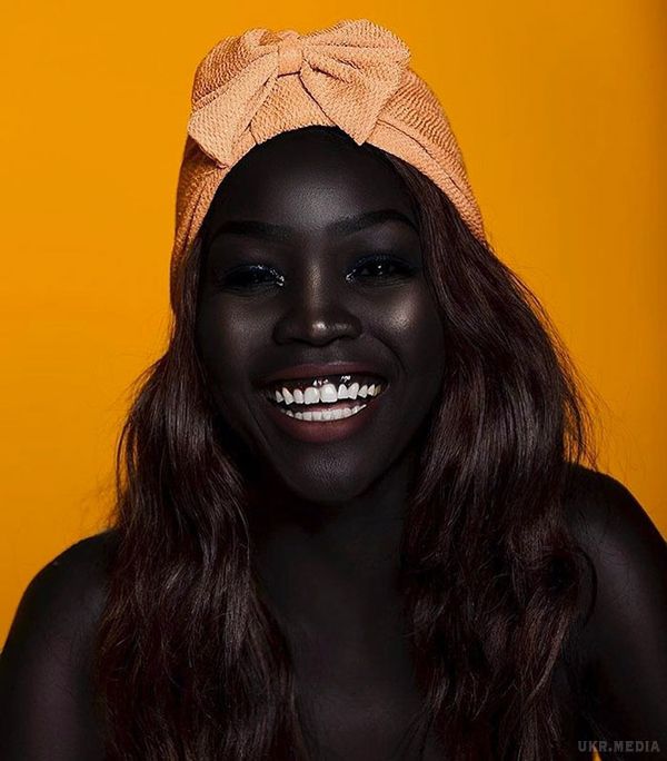 Модель з надзвичайно чорною шкірою, що отримала прізвисько "Королева темряви" (Фото). 24-річна Ньяким Гатвех увірвалася в модну індустрію, щоб довести, що чорна шкіра така ж красива, як і будь-яка інша.
