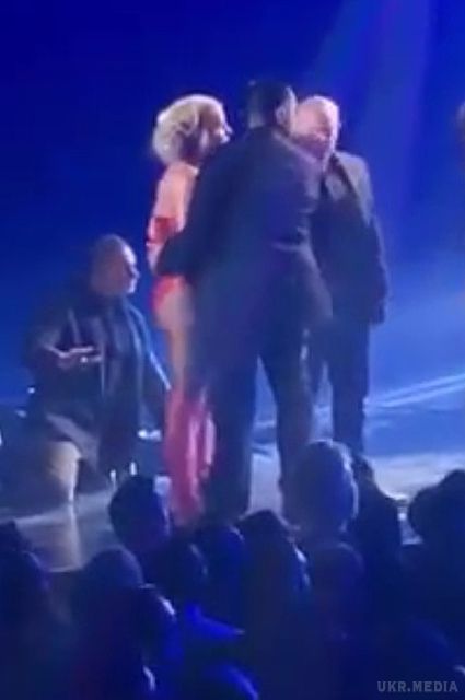 37-річний чоловік спробував зірвати виступ Брітні Спірс в Лас-Вегасі (відео).  Концерт знаменитості йшов без зупинок, але несподівано на сцені з'явився чоловік, який спробував зірвати музичний номер поп-діви.