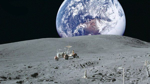 На Місяці виявили три покинуті космічні кораблі позаземного походження. Відомий уфолог StreetCap1 опублікував в інтернеті черговий відеоролик, на кадрах якого можна розгледіти три похованих на Місяці космічних кораблі позаземного походження.