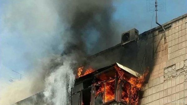 Пожежа в багато поверхівці Києва, сталася після подвійного вбивства. Вбивши двох людей, чоловік підпалив квартиру і вистрибнув з 7 поверху
