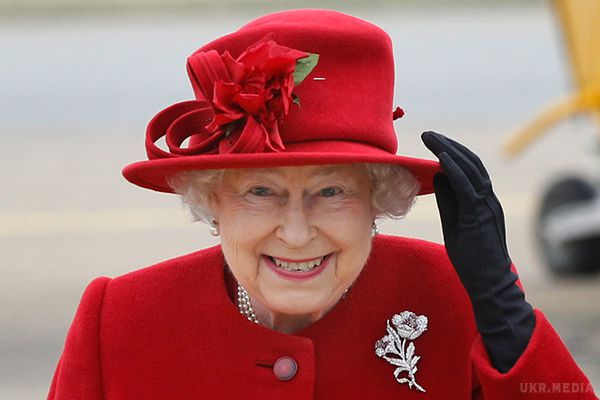 Принцу Чарльзу не пощастило. Єлизавета ІІ оголосила нового короля. 91-річна Королева Єлизавета ІІ заявила, що передасть корону своєму онуку 35-річному Вільяму та його дружині Кейт Міддлтон, оскільки вважає Чарльза старішим поколінням.