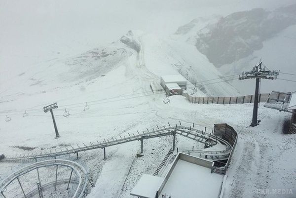 Що твориться! В Швейцарії випав сніг (фото). Ще кілька днів тому в країні панувала дуже спекотна погода, але тепер жителям доведеться переодягтися в куртки.