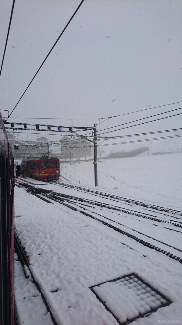 Що твориться! В Швейцарії випав сніг (фото). Ще кілька днів тому в країні панувала дуже спекотна погода, але тепер жителям доведеться переодягтися в куртки.