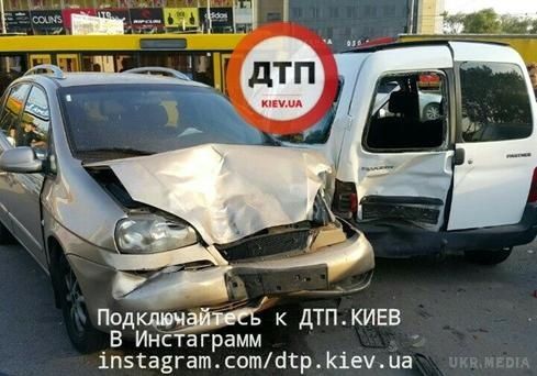 ДТП у Києві: зіткнулися шість автомобілів. На столичному проспекті Бандери (колишній Московський) сталося ДТП.