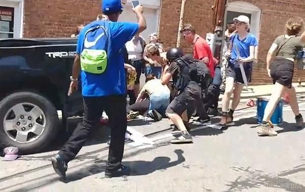 В ході протестів в Шарлотсвілл (штат Віргінія) постраждали 35 осіб. Винуватець ДТП, 20-річний симпатиків ультраправих, затриманий. 