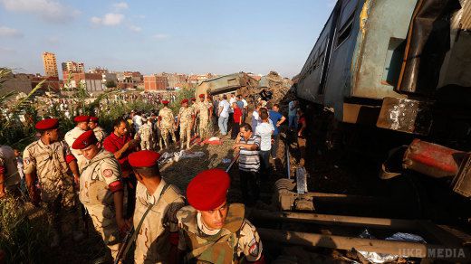 Єгипетський чиновник помер при погляді на загиблих у зіткненні поїздів. В Єгипті чиновник помер від серцевого нападу після відвідин місця залізничної катастрофи в Олександрії
