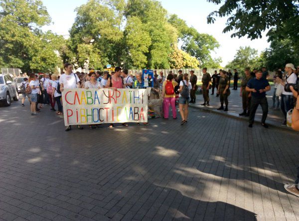 В Одесі триває Марш рівності на підтримку ЛГБТ. Учасники маршу скандують "Маємо гідність, маємо право!" і "Права людини понад усе!"