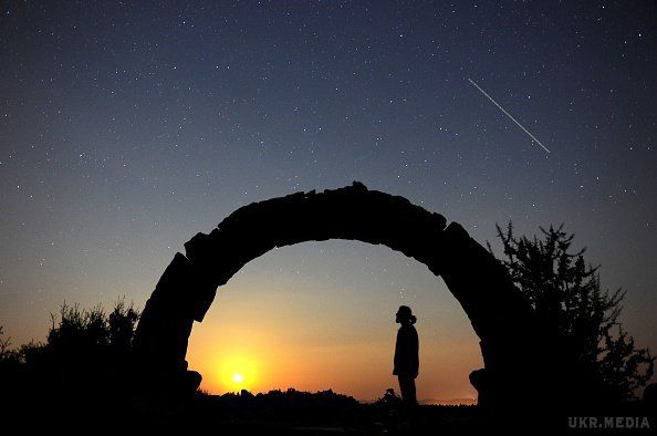 У мережі опубліковано вражаючі фото метеоритного дощу Персеїди (ФОТО). У ніч на 13 серпня українці та жителі усіх країн північної півкулі спостерігали метеоритним потоком Персеїди.