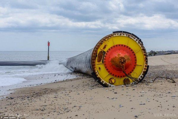 На узбережжі Англії виявили гігантські труби. Дві величезні пластикові труби опинилися на узбережжі Східної Англії.