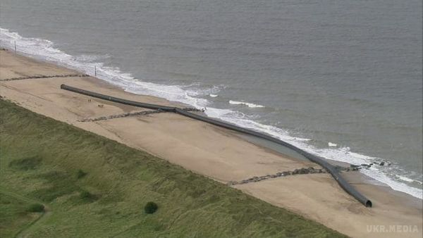 На узбережжі Англії виявили гігантські труби. Дві величезні пластикові труби опинилися на узбережжі Східної Англії.
