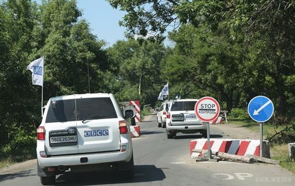 ОБСЄ: В Луганську зафіксували вантажівки з військовою технікою. За даними ОБСЄ, вантажівки сепаратистів рухалися на південно-східній околиці Луганська.