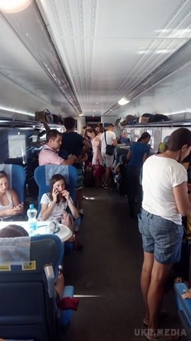 Пасажири інтерсіті "Одеса-Київ" їхали стоячи через брак вагонів. Сьогодні, 13 серпня, частина пасажирів, які о 5.30 ранку мали виїжджати з Одеси до Києва потягом інтерсіті виявили, що їх вагонів немає.

